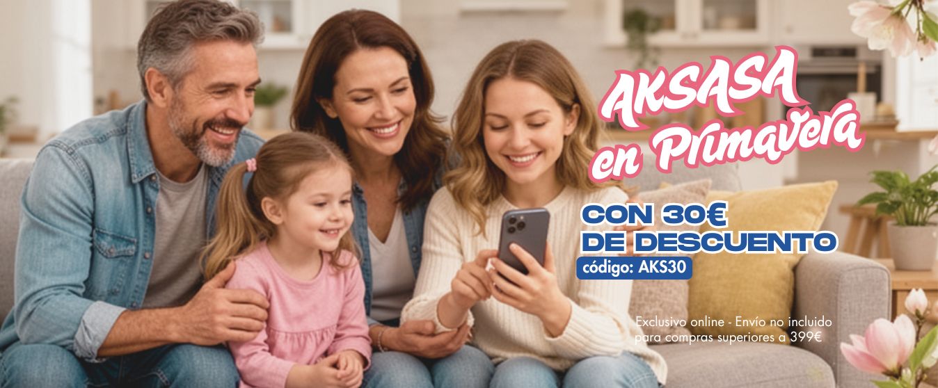 Familia disfrutando de la rebajas de muebles online de AKASA
